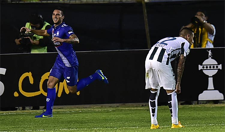 Emanuel Herrera comemora o primeiro gol do time equatoriano, que venceu jogando em casa
