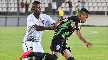 Matheusinho (d) foi convocado à Seleção