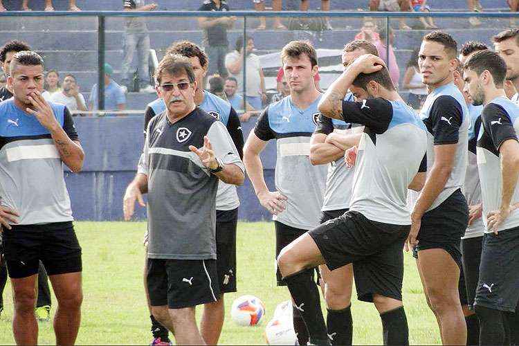 René Simões orienta jogadores do Botafogo no Estádio Baenão, em Belém do Pará, antes de estreia