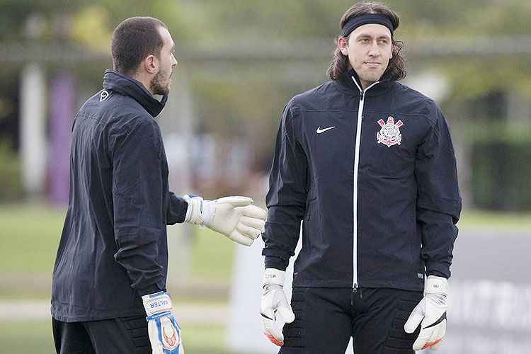 Cássio (D) e Emerson Sheik foram relacionados, mas só o goleiro deve estar em campo diante do Cruzeiro
