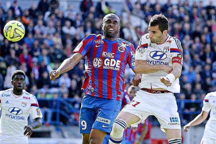 Lyon deu vexame, perdeu de 2 a 0 para o Caen, fora de casa, e praticamente entregou o título para o PSG