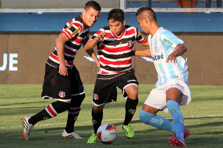 Anderson Aquino não foi capaz de criar boas chances, enquanto Renatinho falhou na recomposição