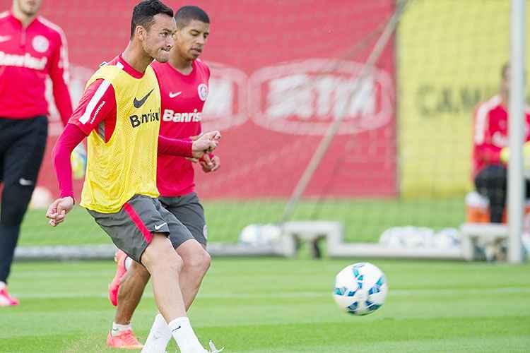 Internacional será escalado com time de suplentes diante do Atlético-PR; Réver deve começar jogando