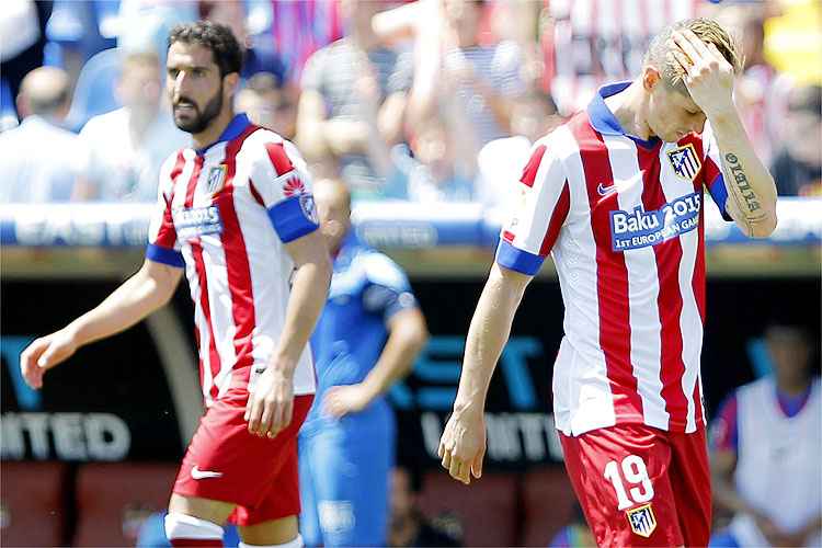 faltando 10 minutos para o fim, Torres (D) subiu alto para completar de cabeça o cruzamento de Koke