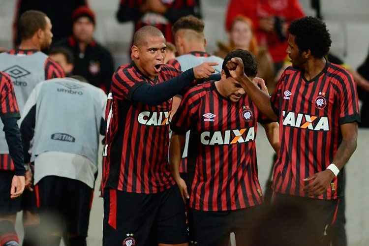 Walter comemora um dos gols na vitória por 3 a 0 diante dos reservas do Internacional: Furacão é líder