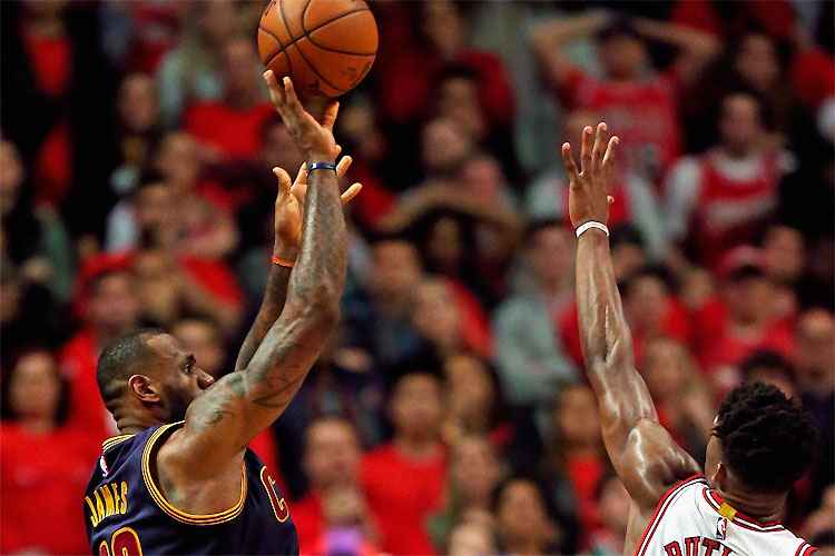 LeBron James faz cesta incrível no último segundo e garante triunfo do Cavaliers diante do Bulls em Chicago