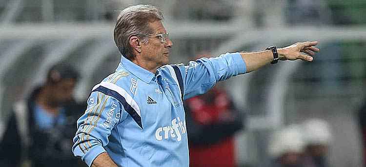 Técnico Oswaldo de Oliveira reafirmou que terminou o jogo de sábado, com o Atlético, sem nenhum volante