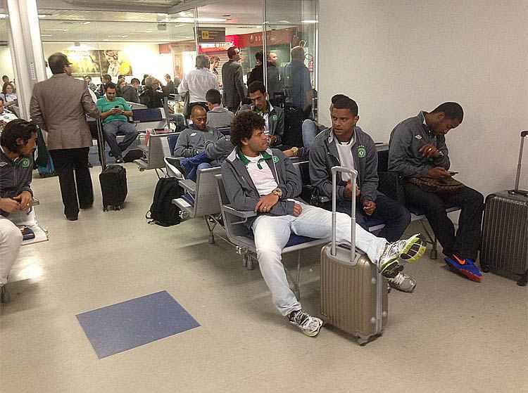 Jogadores foram para o aeroporto mas não conseguiram embarcar para disputar a partida de quarta-feira