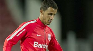 Nilmar ainda se recupera de contusão e não deve atuar na partida contra o Galo
