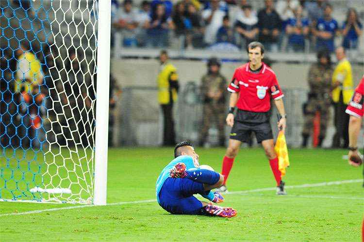 Fábio mergulho duas vezes no canto esquerdo para defender pênaltis e garantir vaga do Cruzeiro