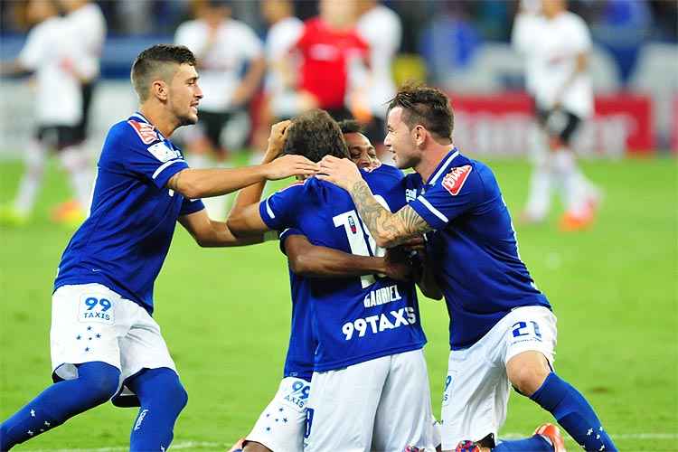 Jogadores do Cruzeiro comemoram mais uma classificação contra o São Paulo; jogo no Mineirão foi dramático