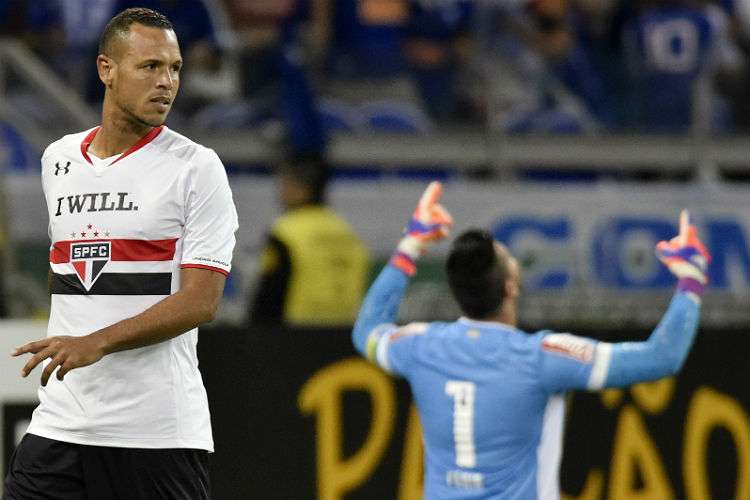 Luis Fabiano foi alvo da torcida após eliminação na Libertadores diante do Cruzeiro, no Mineirão