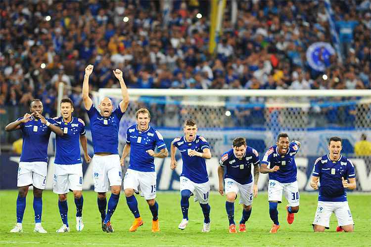 Mena (terceiro da direita para a esquerda) vibrou com classificação em seu melhor jogo pelo Cruzeiro