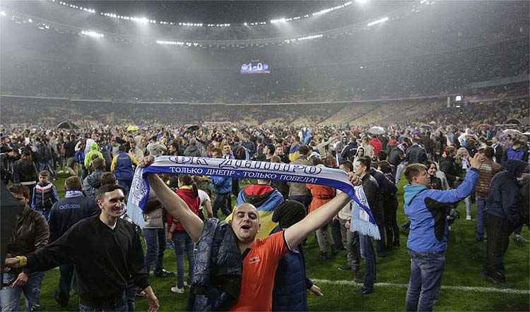 Torcedores do Dnipro invadiram o gramado depois da classificação histórica para a decisão da Liga Europa