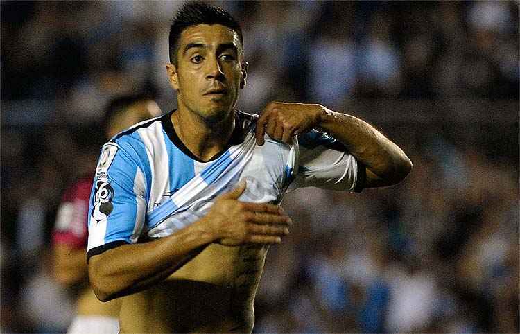 Camacho comemora primeiro gol do Racing, que terá Guaraní do Paraguai pela frente nas quartas de final