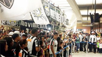 Satisfeitos com o empenho do alvinegro nos jogos contra o Inter, cerca de 400 torcedores foram ao aeroporto ontem à noite, recepcionar a delegação