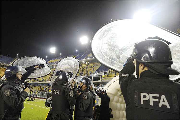 Violência de torcedores do Boca Juniors no clássico deixou quatro jogadores do River Plate feridos