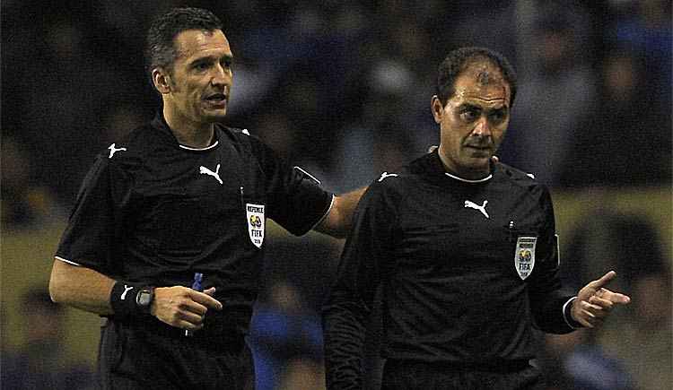 Árbitro Jorge Larrionda (E) suspendeu a partida depois que uma pedra atingiu Pablo Fandino