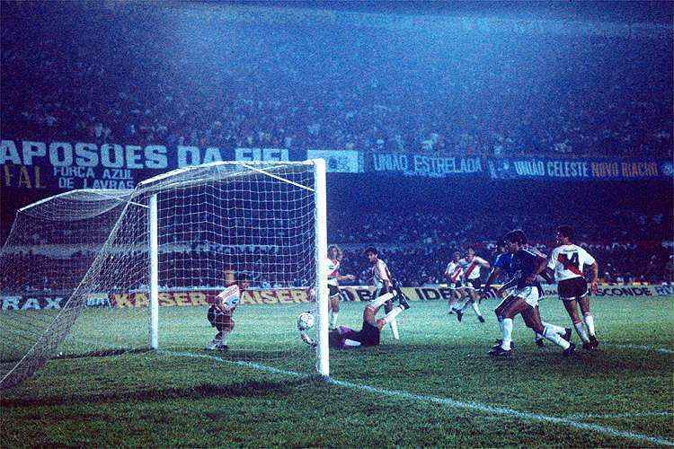 Na final da Supercopa de 1991, Cruzeiro precisava vencer por 3 a 0 e fez o placar no Mineirão lotado