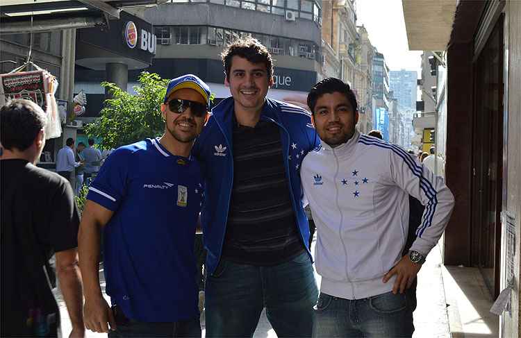 Beto Carvalho, Willer Ribeiro e Leonardo Oshiro exibindo as cores do Cruzeiro nas ruas de Buenos Aires