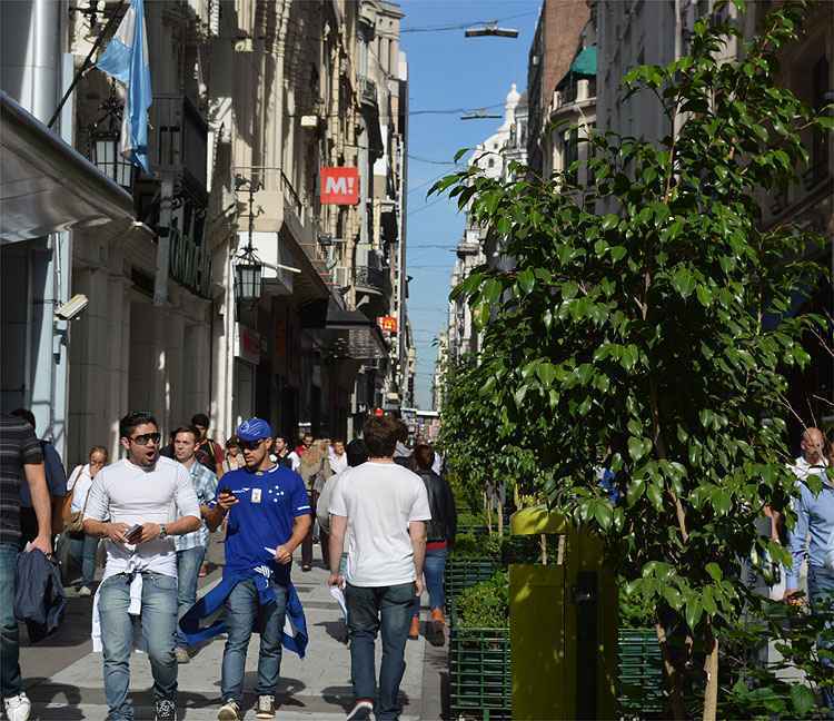 Ruas do Centro de Buenos Aires ficaram cheias de cruzeirenses, que devem chegar a dois mil em Núñez