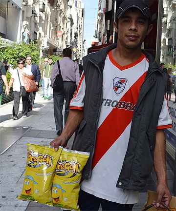 Sergio Juarez, um dos raros torcedores do River com uniforme encontrados nesta quarta-feira