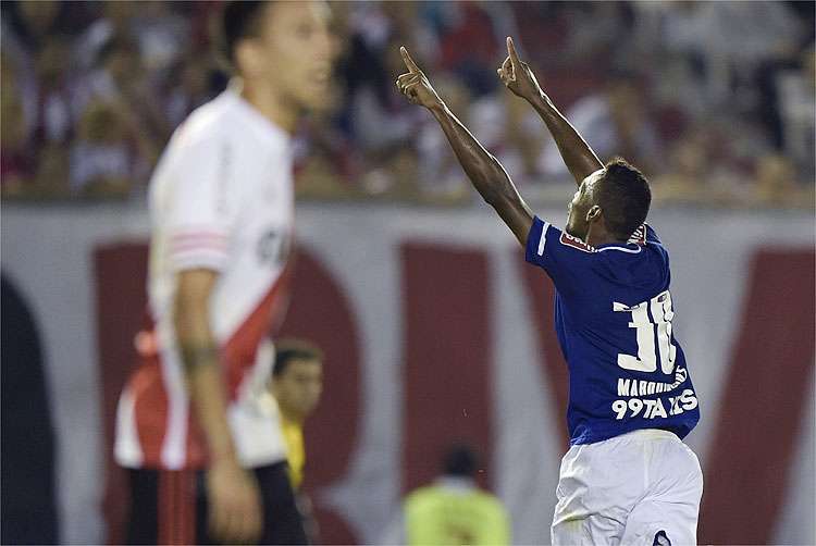 Meia Marquinhos pegou rebote de Barovero e marcou o gol da vitória do Cruzeiro sobre o River Plate