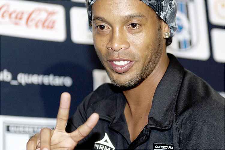 Ronaldinho não esperou o apito final e deixou o estádio com a bola rolando entre Querétaro e Pachuca