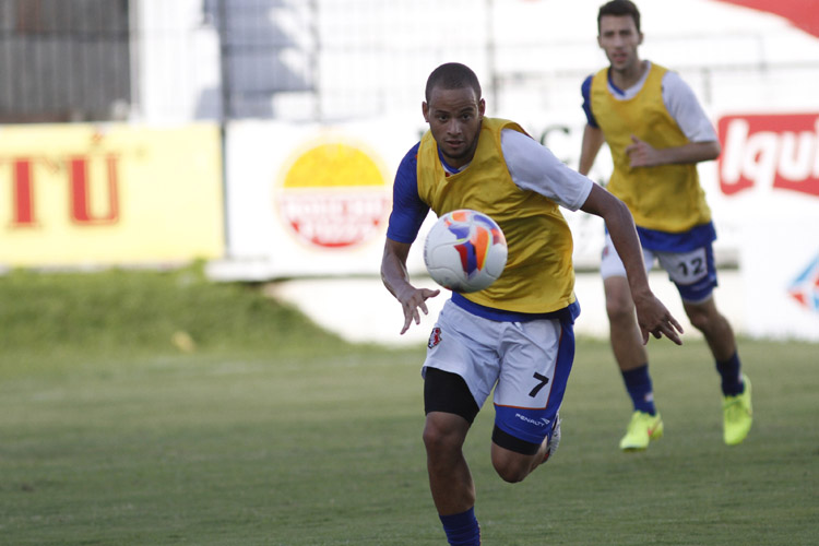 Depois de cumprir suspensão, volante Bruninho está de volta ao time titular do Santa Cruz contra o América