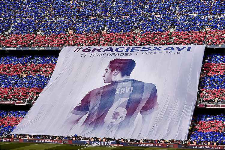 Torcida do Barcelona se despediu de meio-campista Xavi, um dos maiores jogadores da história do clube