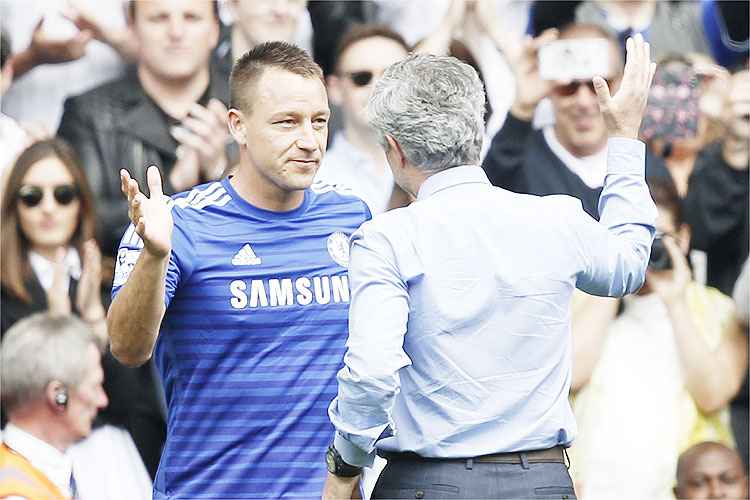 Comemorando o título do Inglês, John Terry (E) exaltou o trabalho de José Mourinho (D) no Chelsea