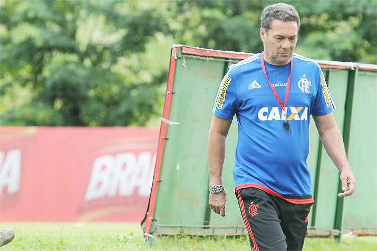 Vanderlei Luxemburgo criticou a diretoria e elogiou o elenco do Flamengo, a quem definiu como "sensacional"