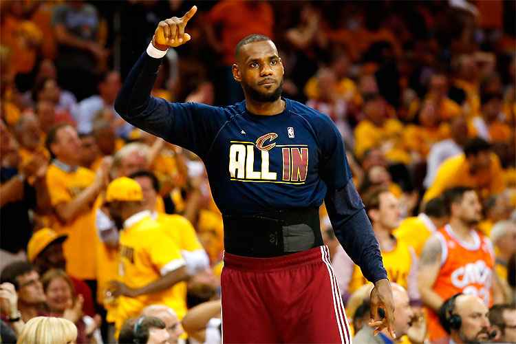 LeBron James comemora vitória do Cleveland diante do Hawks, que valeu ao time de Ohio o titulo do Leste