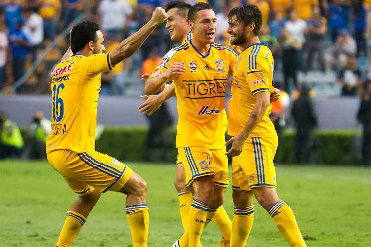 Sóbis comemora com os companheiros o gol que abriu o placar na vitória do Tigres diante do Emelec em casa