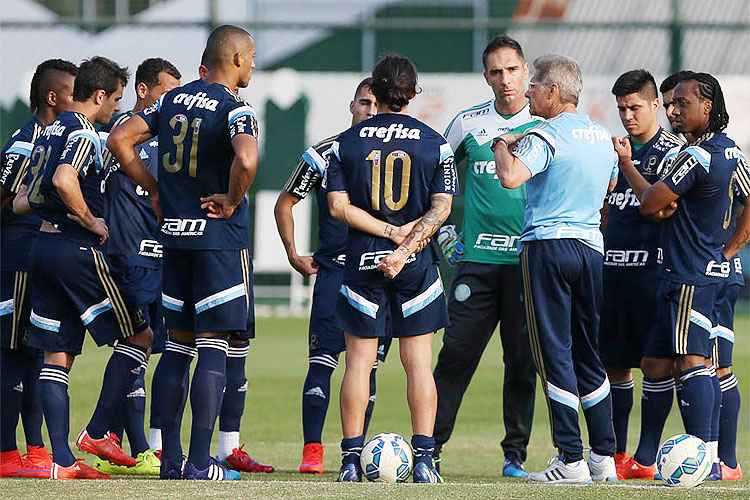 Elenco do Palmeiras está ciente da obrigação de fazer bom resultado para amenizar o clima nos bastidores