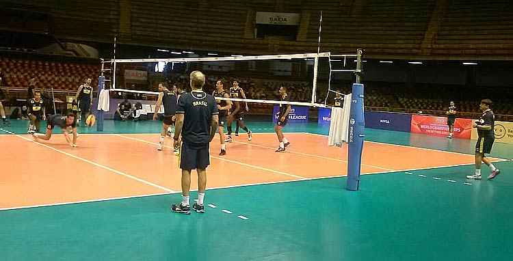 Jogadores treinaram no palco das partidas de sexta-feira e domingo, contra a seleção da Sérvia