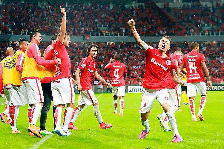 Jogadores do Internacional comemoram vitória e classificação às semifinais diante do Santa Fe no Beira-Rio