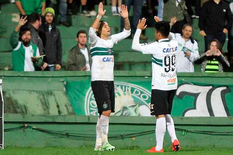 Wellington Paulista empatou o jogo e abriu caminho para reação do Coritiba contra a Ponte Preta em casa