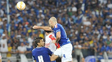 Zagueiro Bruno Rodrigo não conseguiu impedir funcionamento de ataque do River no Mineirão