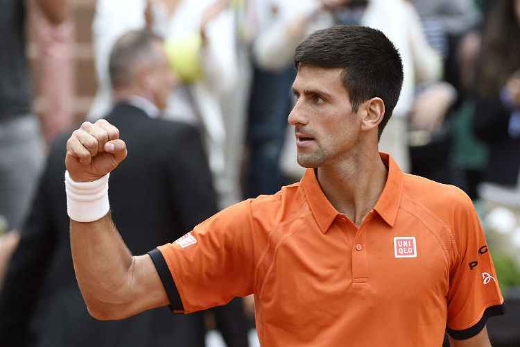 Novak Djokovic comemora classificação tranquila em Roland Garros, com vitória por 3 sets a 0