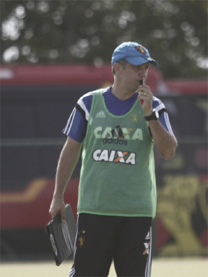 Técnico celebra desempenho do goleiro, mas já garante retorno de Magrão