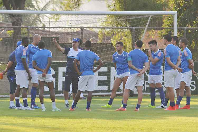 Discurso de técnico e jogadores na Toca é de união e foco para melhorar a situação no Brasileiro 2015