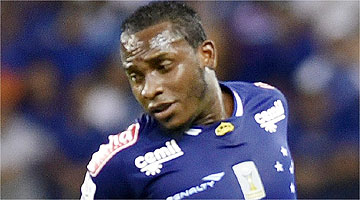 Expulso, Willians cumprirá suspensão diante do Fla