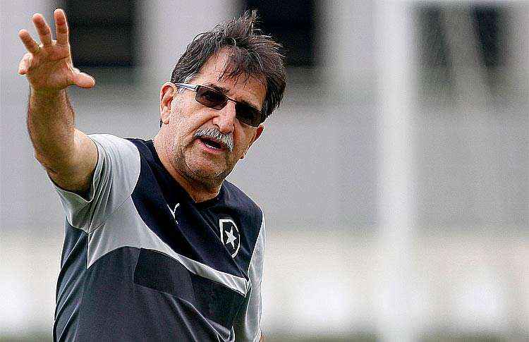 Técnico René Simões tem alguns problemas para escalar o Botafogo que joga no Paraná