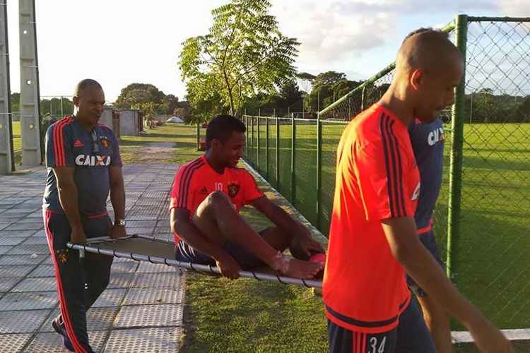 Elber se machucou no treino da terça-feira e teve que ser retirado de maca do campo 