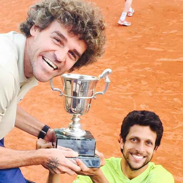 Duas gerações diferentes de tenistas brasileiros posaram para foto com troféu
