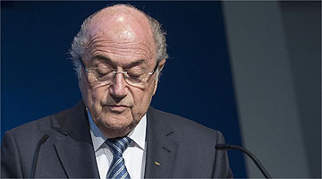 Blatter tenta limpar seu nome do escândalo