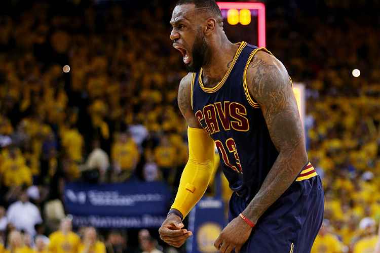 LeBron James fez 39 pontos, 16 rebotes e 11 assistências na vitória do Cavaliers por 95 a 93