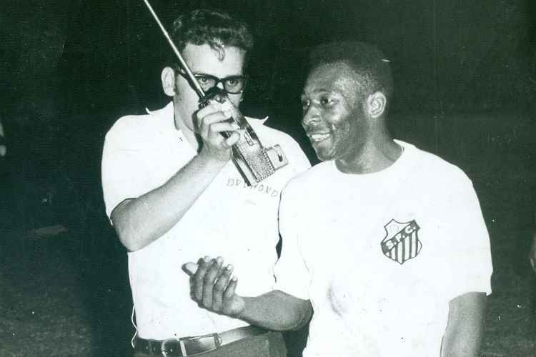 Pelé é entrevistado após a goleada sobre o Santa. O Rei fez dois gols. Um deles, para alguns, foi o milésimo