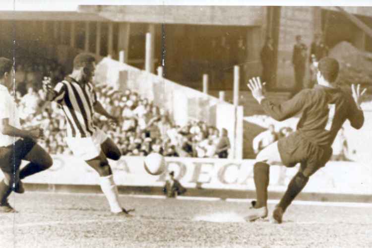Foto do jogo anulado entre Santos e Corinthians. Pelé marcou o gol do Santos no empate de 1 a 1